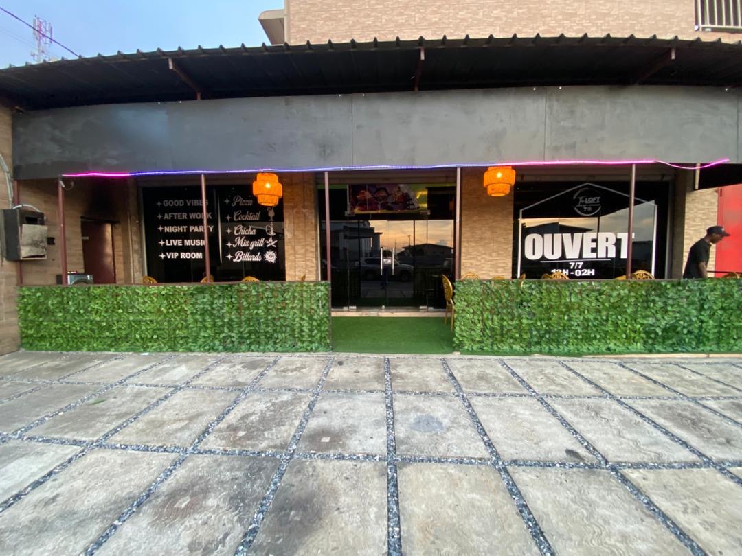 Façade du Loft Lounge à Libreville